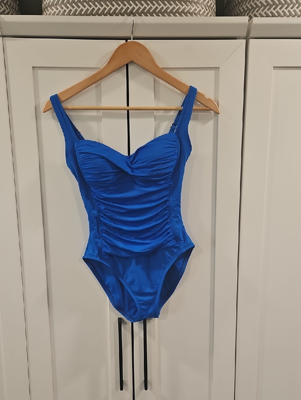 La Blanca Island Goddess Swearheart Mio Womans One-Piece Swimsuit. Size 4. Blue